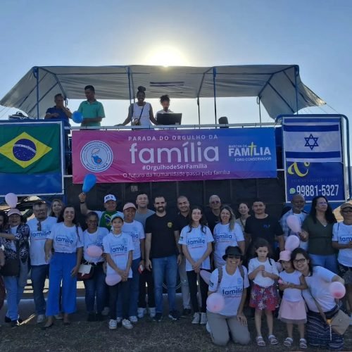 1ª Parada do Orgulho da Família Tradicional celebra valores conservadores e fé em evento no gramado da Catedral