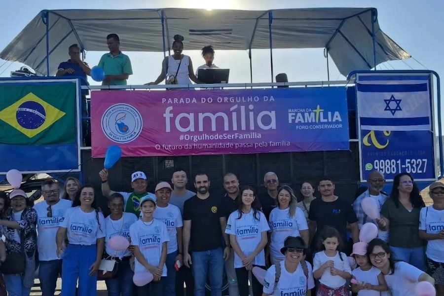 1ª Parada do Orgulho da Família Tradicional celebra valores conservadores e fé em evento no gramado da Catedral